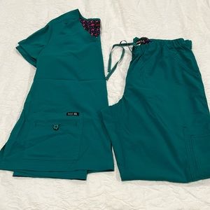 Koi size Medium emerald green scrub set
